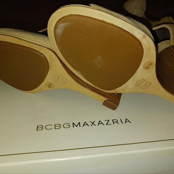 New BCBG 4" Samira Wedge Size 6 - Picture 3 of 5